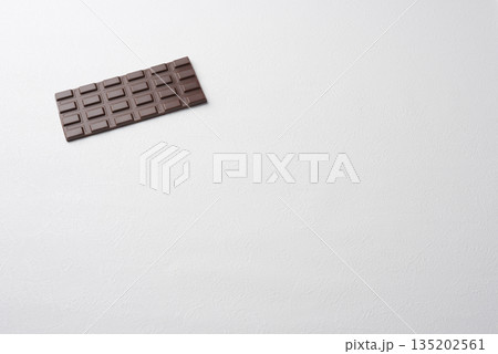 白い背景のチョコレート 左上 白い背景のチョコレート 左上 135202561