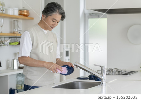 皿洗いをする50代の男性 皿洗いをする50代の男性 135202635