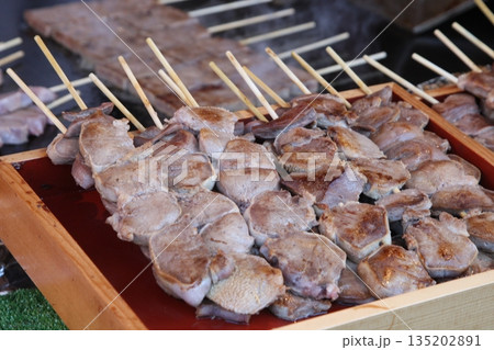 串に刺した牛タン焼きメニュー 135202891