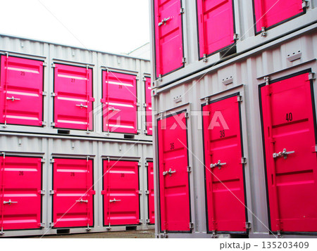 ピンク色のトランクルームが並んでいる風景 ピンク色のトランクルームが並んでいる風景 135203409
