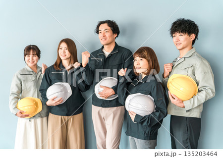 工場・工務店などの中小企業で働く作業着を着た従業員・スタッフ（ビジネスマン・ビジネスウーマン） 135203464