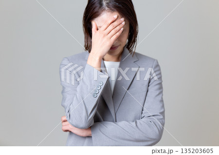 悩むミドル女性ビジネスウーマン 135203605