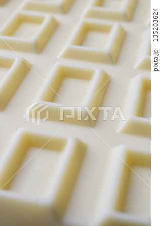 ホワイトチョコレートの接写 ホワイトチョコレートの接写 135203624