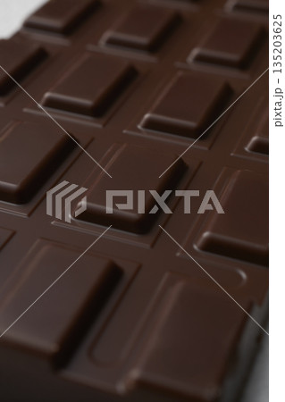 板チョコレートの接写 135203625