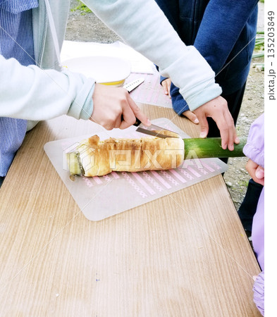 青竹パンを切り分ける子供(野外教育) 135203849