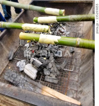 青竹バウムクーヘンを焼く野外教育 135203855