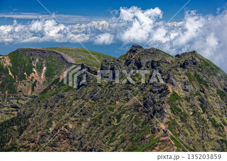 八ヶ岳連峰・赤岳山頂から見る横岳と硫黄岳 135203859