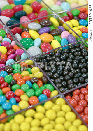 Multi-colored round glazed dragee candies 135204027