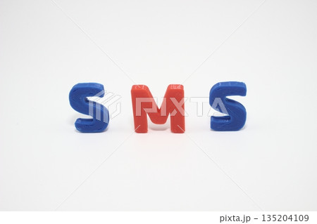 白背景で際立つメッセージサービスのSMS 135204109