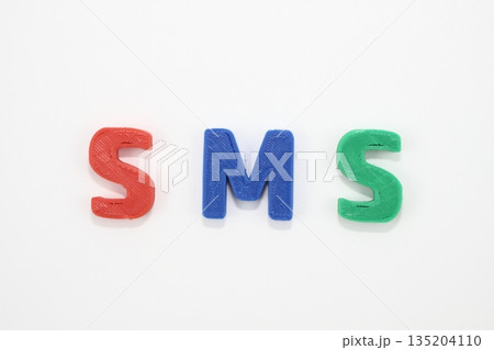 迅速な伝達をイメージした立体的なSMS 135204110