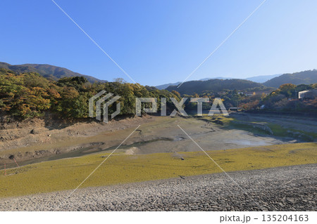 冬場になって水が抜かれた三豊市財田町の戸川ダム 135204163