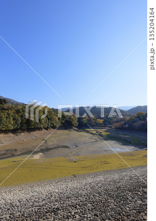 冬場になって水が抜かれた三豊市財田町の戸川ダム 135204164