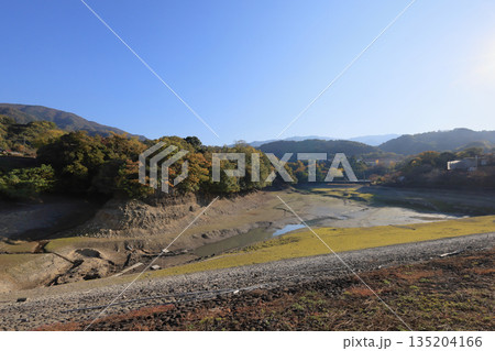 冬場になって水が抜かれた三豊市財田町の戸川ダム 135204166