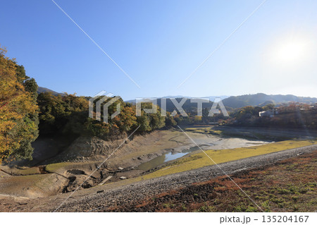 冬場になって水が抜かれた三豊市財田町の戸川ダム 冬場になって水が抜かれた三豊市財田町の戸川ダム 135204167