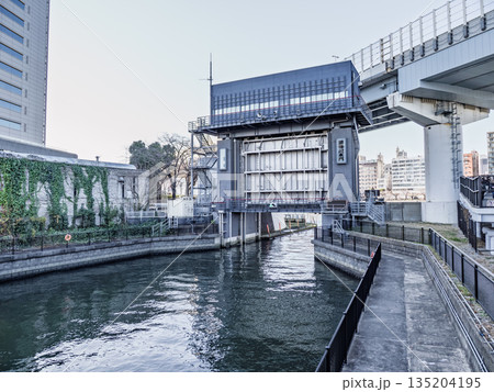 北十間川に設置されている源森川水門 北十間川に設置されている源森川水門 135204195