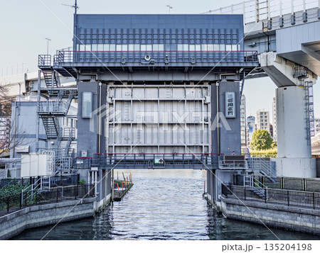 北十間川に設置されている源森川水門 135204198