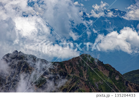 八ヶ岳連峰・赤岳山頂から見る雲湧く権現岳と南アルプス・仙丈ヶ岳 八ヶ岳連峰・赤岳山頂から見る雲湧く権現岳と南アルプス・仙丈ヶ岳 135204433