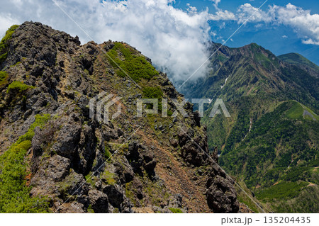 八ヶ岳連峰・赤岳山頂から見る竜頭峰と雲湧く権現岳・編笠山 135204435