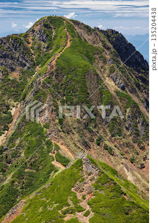 八ヶ岳連峰・赤岳山頂直下から見る阿弥陀岳 135204438