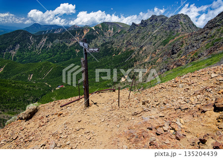 文三郎道分岐から見る八ヶ岳連峰・横岳と硫黄岳・蓼科山 135204439