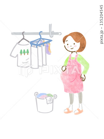 洗濯物を干すエプロン姿の妊婦さんのイラスト 135204545