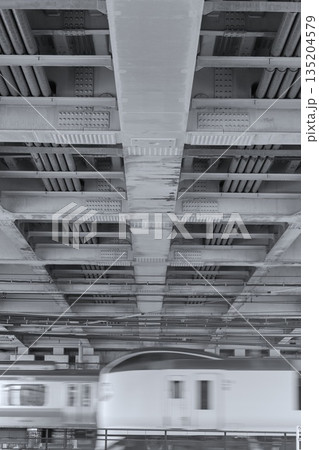 高架下を通過する電車 135204579