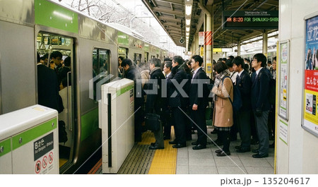 山手線、厚着の学生・会社員、白い息、朝のラッシュ、ホームドア 135204617