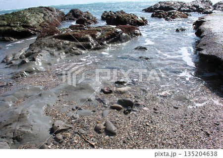 海の見える岩場の海岸 135204638
