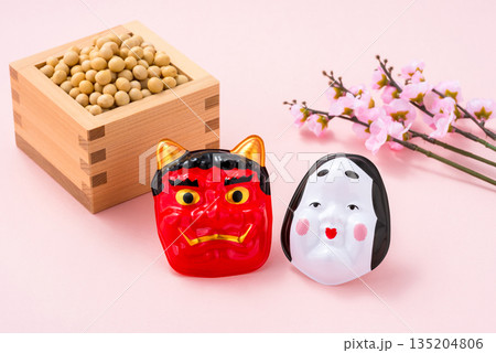 節分の鬼とおかめのお面と福豆 節分の鬼とおかめのお面と福豆 135204806