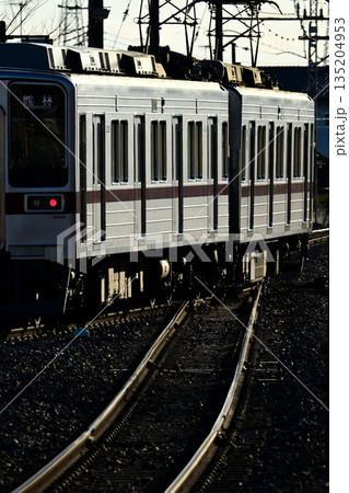東武佐野線多田駅を出発する館林行普通電車 東武佐野線多田駅を出発する館林行普通電車 135204953