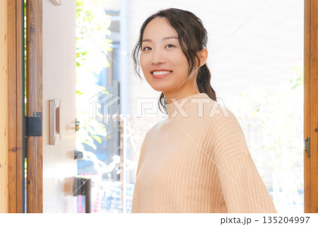 実家に帰省した娘 135204997