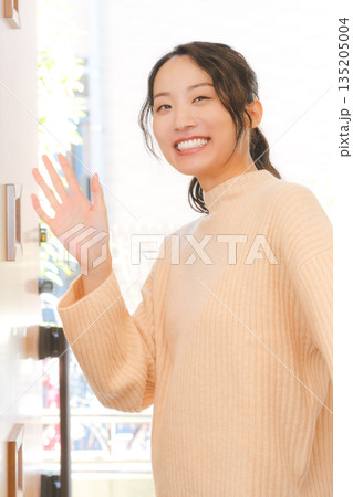 実家に帰省した娘 135205004