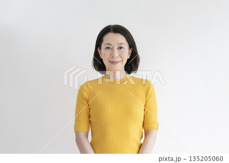 カメラ目線で微笑む50代の女性 135205060