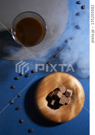 煙と青い背景と灰色のチョコレートとコーヒーとコーヒー豆 135205082