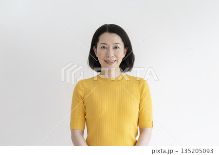 カメラ目線で微笑む50代前半の女性 135205093