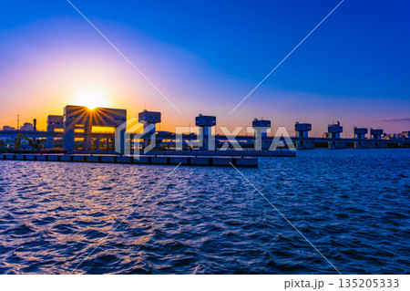 淀川ゲートウェイ(淀川大堰閘門)の夕景 淀川ゲートウェイ(淀川大堰閘門)の夕景 135205333