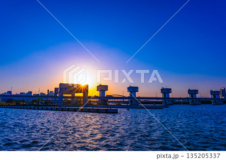 淀川ゲートウェイ(淀川大堰閘門)の夕景 淀川ゲートウェイ(淀川大堰閘門)の夕景 135205337