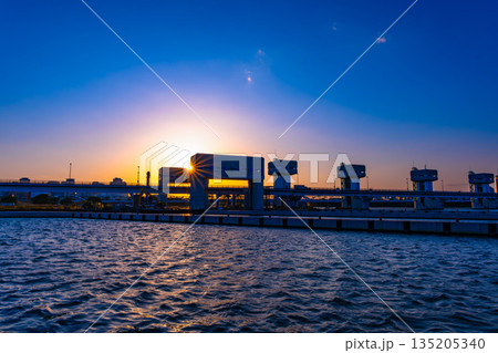 淀川ゲートウェイ（淀川大堰閘門）の夕景 135205340