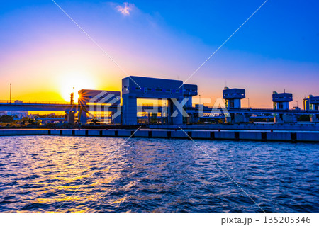 淀川ゲートウェイ（淀川大堰閘門）の夕景 135205346