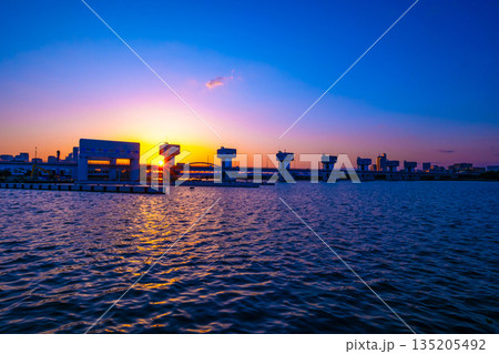 淀川ゲートウェイ（淀川大堰閘門）の夕景 135205492