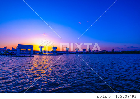 淀川ゲートウェイ（淀川大堰閘門）の夕景 135205493