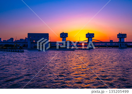 淀川ゲートウェイ（淀川大堰閘門）の夕景 135205499