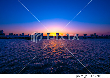 淀川ゲートウェイ（淀川大堰閘門）の夕景 135205500