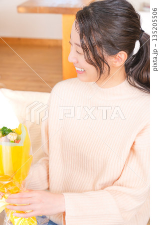 母へプレゼントを渡す娘 135205506