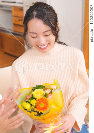 母へプレゼントを渡す娘 母へプレゼントを渡す娘 135205507