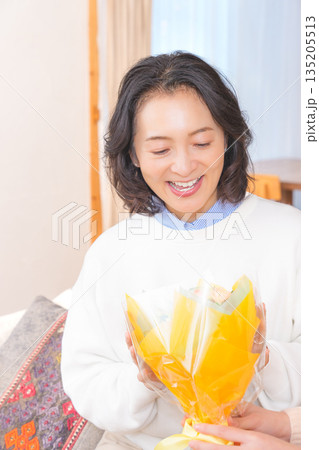 母へプレゼントを渡す娘 135205513