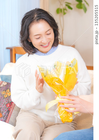 母へプレゼントを渡す娘 135205515