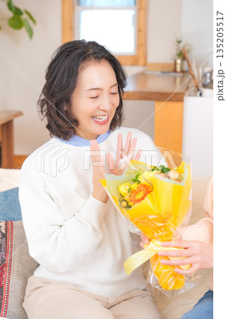 母へプレゼントを渡す娘 母へプレゼントを渡す娘 135205517