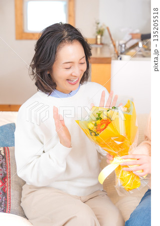 母へプレゼントを渡す娘 135205518