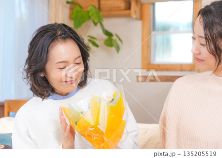 母へプレゼントを渡す娘 135205519